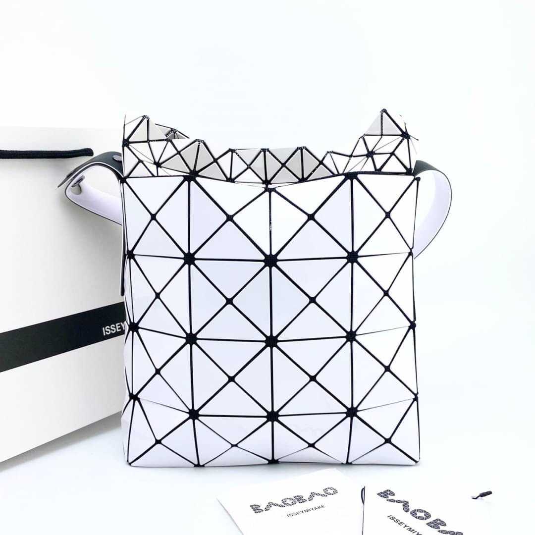 BAO BAO ISSEY MIYAKE LUCENT NEST PVC CROSSBODY BAG กระเป๋าสะพายข้างครอสบอดี้ บาวบาวอิซเซ่มิยาเกะ