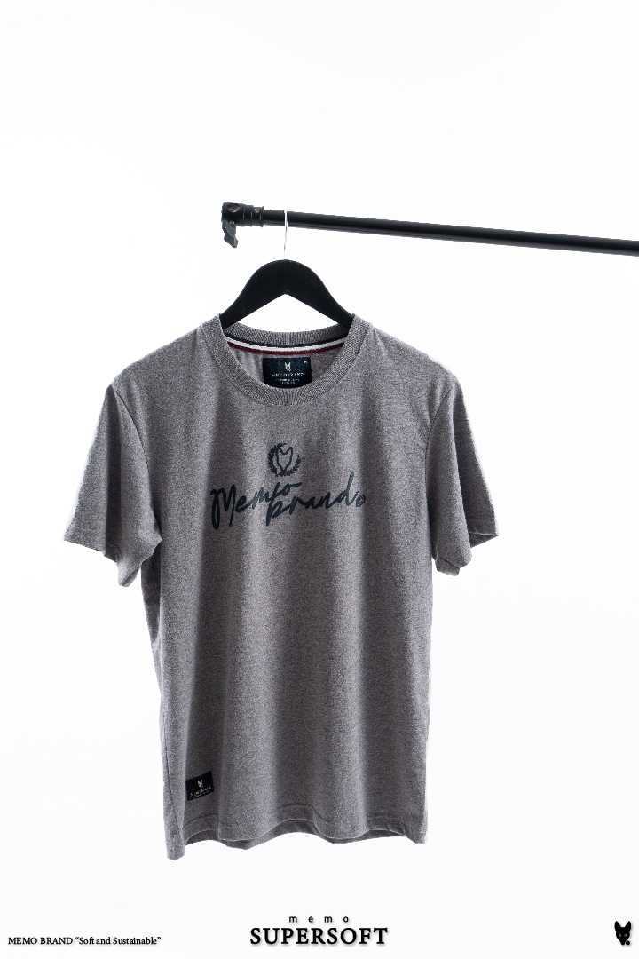 เสื้อยืด Memo Supersoft Premium ลายสกรีน รุ่น BRAND SIGNATURE BY AEIOU สินค้าลิขสิทธิ์แท้