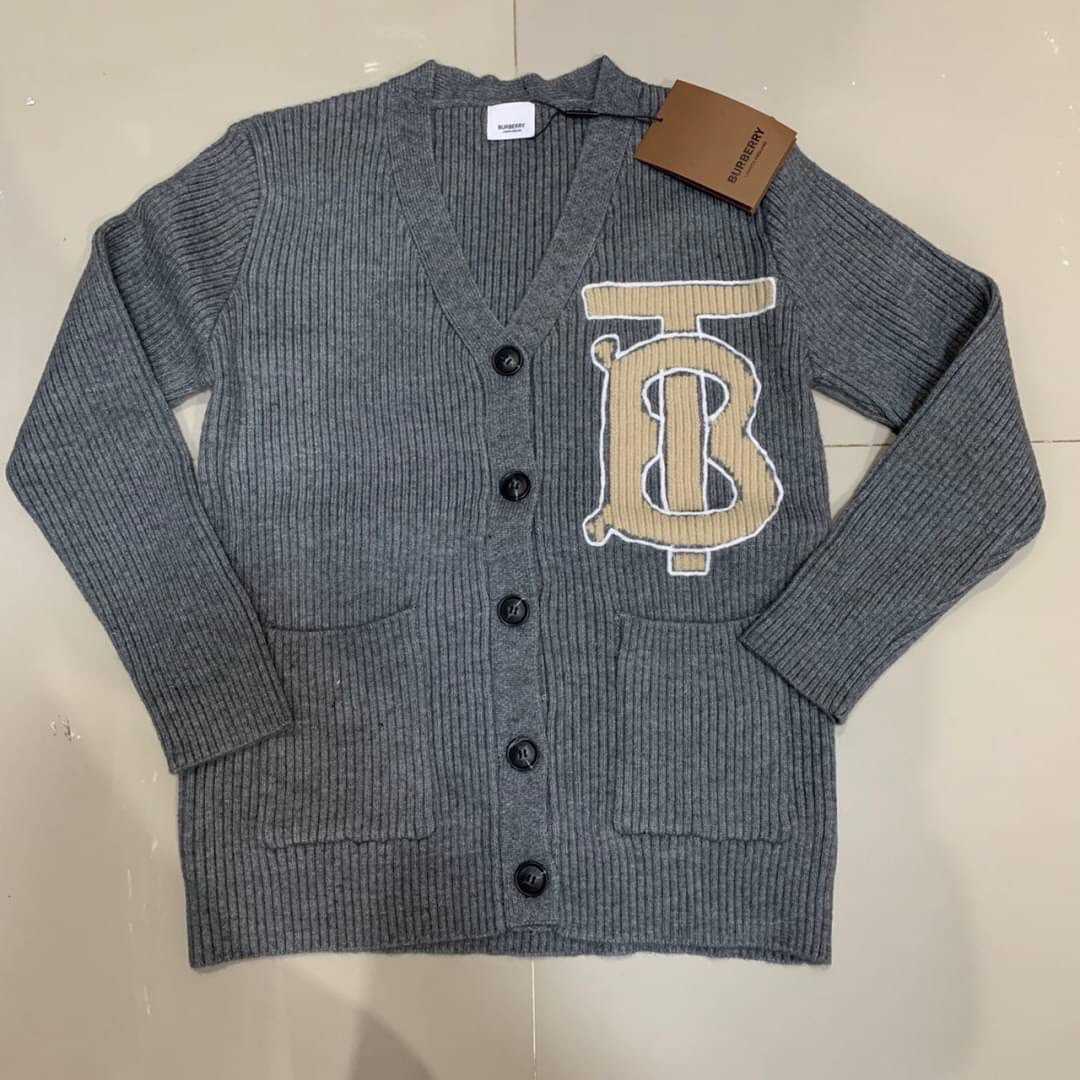 BURBERRY TB INTARSIA WOOL CARDIGAN IN GREY เสื้อคลุมแขนยาว คาร์ดิแกน แบรนด์เบอเบอรี่ ไหมพรม