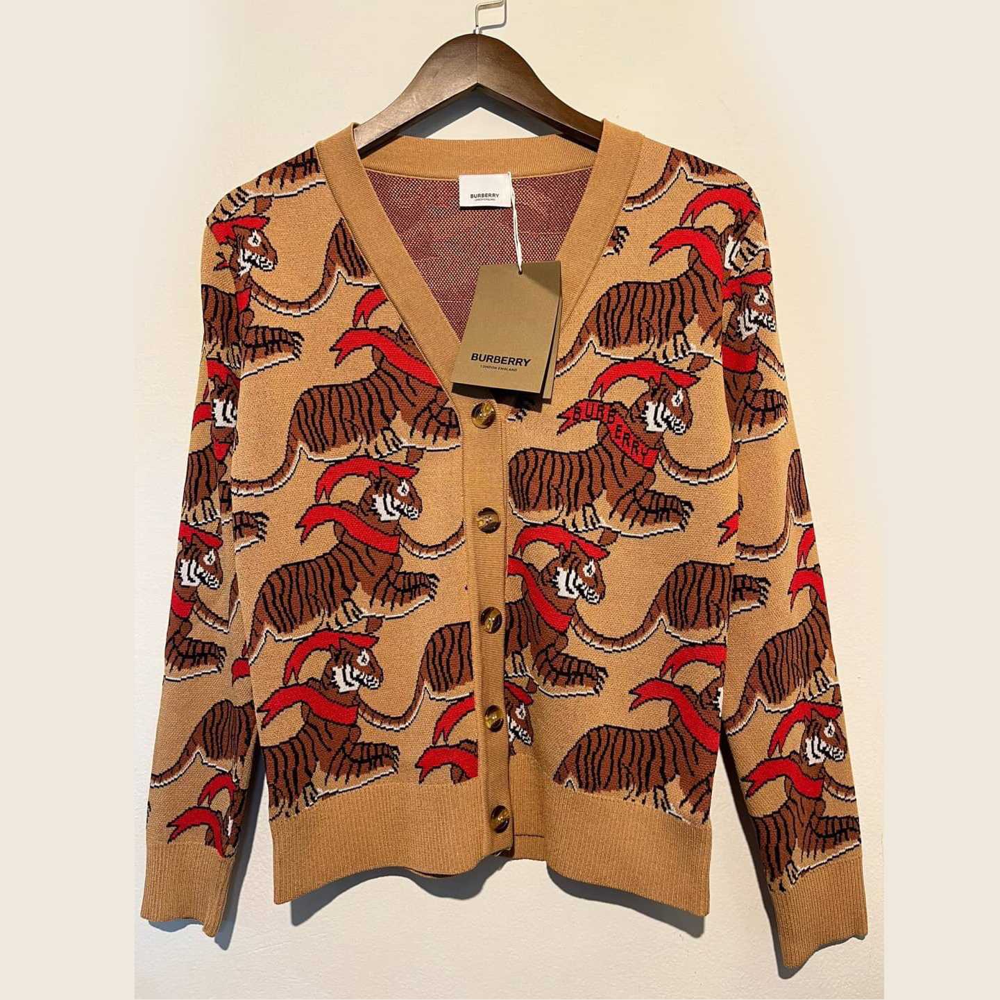 BURBERRY TECHNICAL WOOL CARDIGAN WITH JACQUARD TIGER GRAPHIC เสื้อคาร์ดิแกน ผ้าไหมพรม เบอเบอรี่
