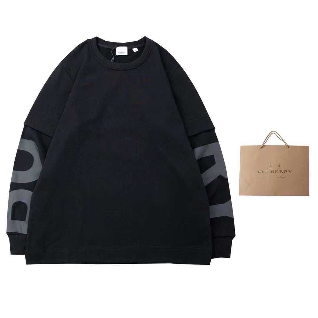 BURBERRY REFLECTIVE LOGO SLEEVES CREWNECK SWEATSHIRT IN BLACK  เสื้อสเวตเตอร์กันหนาวแขนยาว เบอเบอรี่