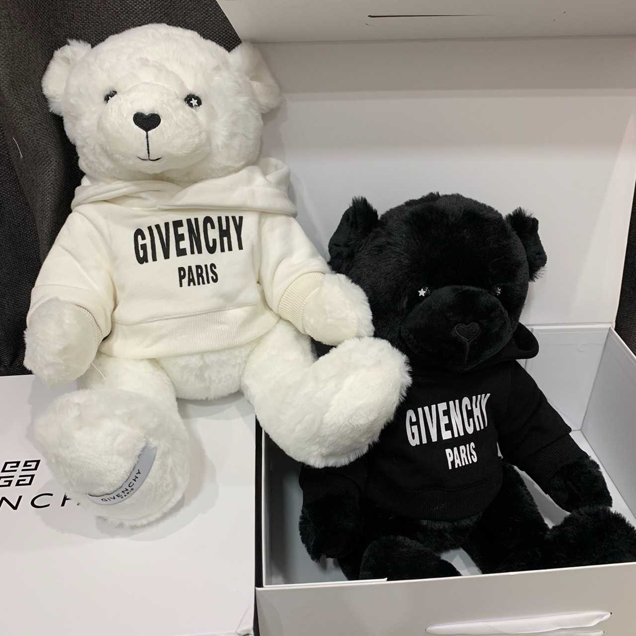 GIVENCHY PARIS GIANT PLUSH TEDDY BEAR IN LOGO PRINT SWEATSHIRT HOODIE SS20 ตุ๊กตาหมีเทดดี้