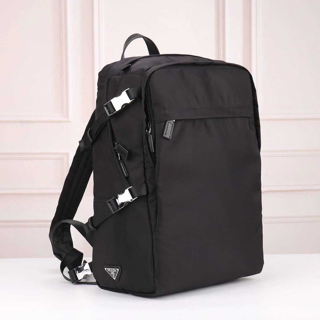 PRADA TECHNICAL FABRIC AND SAFFIANO LEATHER BACKPACK IN BLACK กระเป๋าเป้สะพายหลัง แบรนด์ปราด้า
