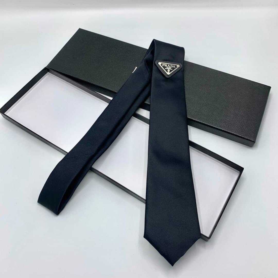 PRADA NYLON GABARDINE TIE TRIANGLE LOGO PLAQUE IN BLACK เนคไท แบรนด์ปราด้า