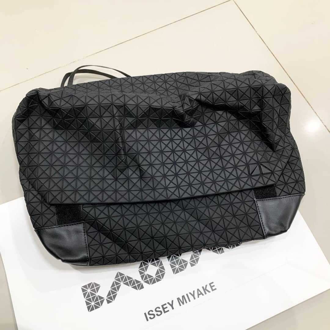 BAO BAO ISSEY MIYAKE TRIANGULAR PANELS MESSENGER BAG IN BLACK กระเป๋าสะพายข้างครอสบอดี้ บาวบาว