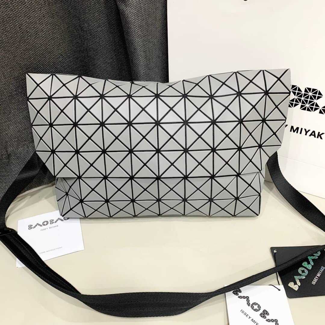 BAO BAO ISSEY MIYAKE LUCENT MATTE 6X10 BLOCK MESSENGER BAG กระเป๋าแมสเซนเจอร์ บาวบาว อิซเซ่ มิยาเกะ