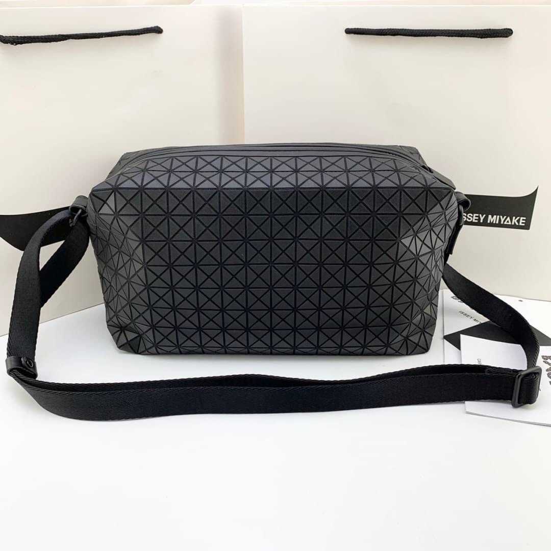 BAO BAO ISSEY MIYAKE CROSSBODY BAG กระเป๋าสะพายข้างครอสบอดี้ แบรนด์บาวบาว อิซเซ่ มิยาเกะ