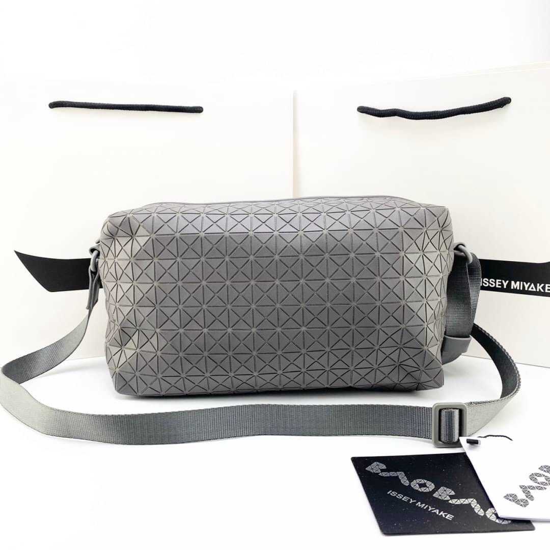 BAO BAO ISSEY MIYAKE CROSSBODY BAG กระเป๋าสะพายข้างครอสบอดี้ แบรนด์บาวบาว อิซเซ่ มิยาเกะ