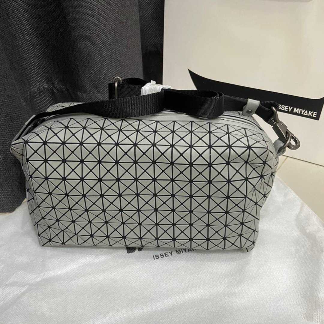 BAO BAO ISSEY MIYAKE CROSSBODY BAG กระเป๋าสะพายข้างครอสบอดี้ แบรนด์บาวบาว อิซเซ่ มิยาเกะ