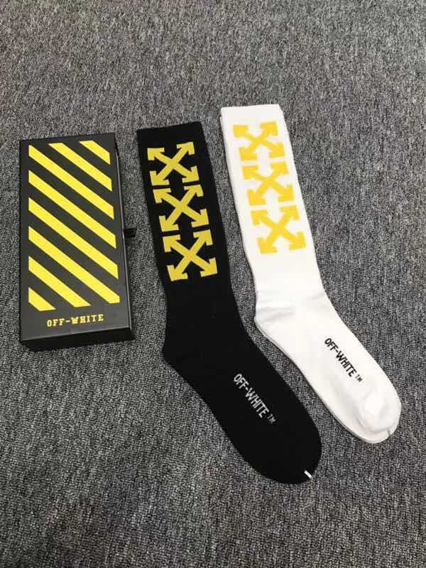 OFF-WHITE WHITE AND BLACK YELLOW CROSS ARROWS LOGO MID LENGTH SOCKS ถุงเท้าแบรนด์ออฟไวท์