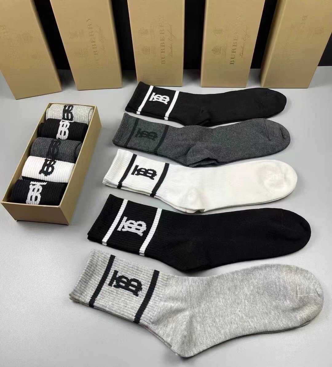 BURBERRY TB MONOGRAM LOGO PRINT COTTON SOCKS ถุงเท้าแบรนด์เบอเบอรี่ ข้อสูง ตัวหนังสือทีบี
