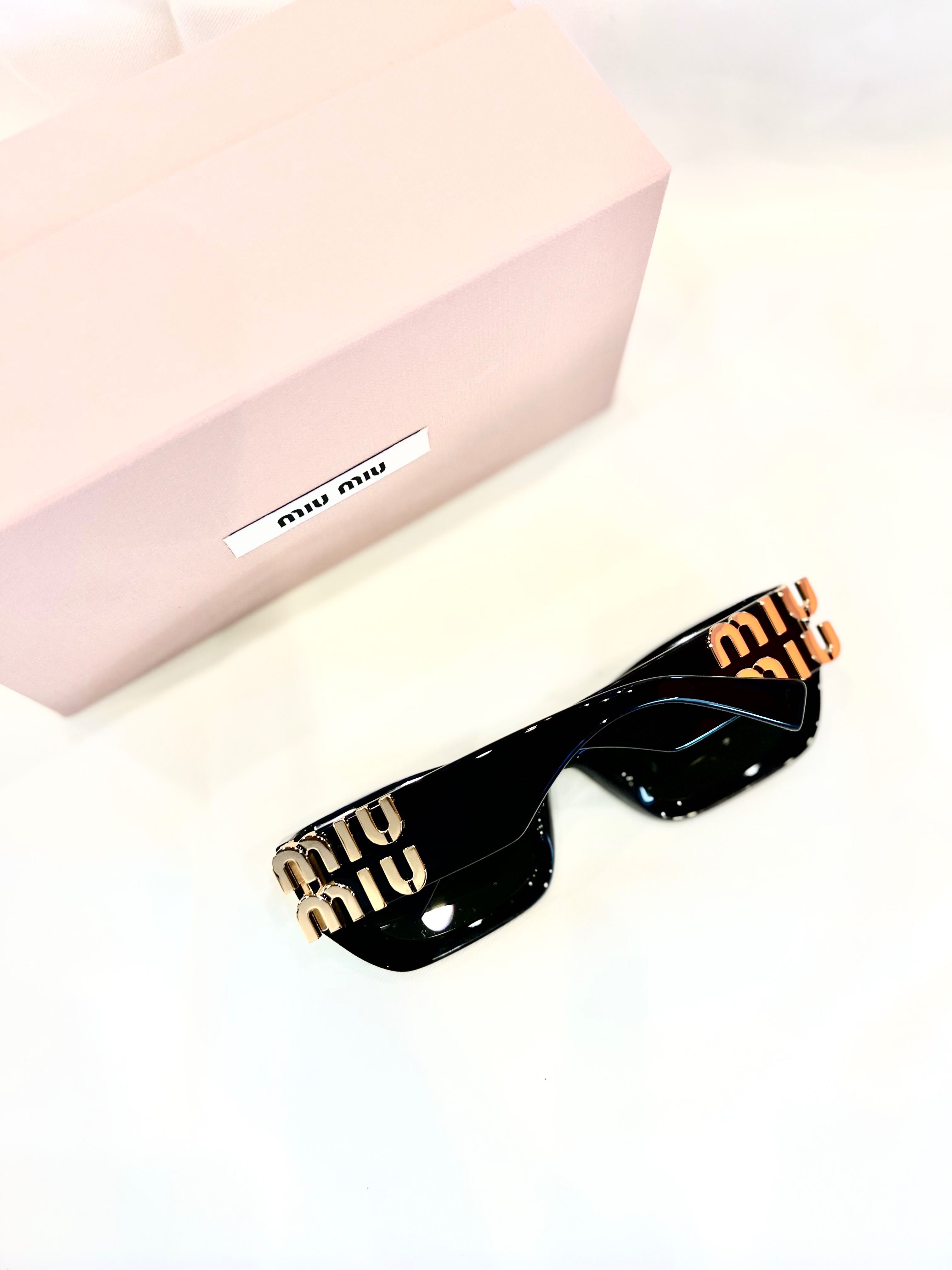 แว่นตากันแดด Miu Miu - Black