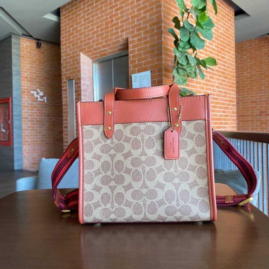 COACH Field Tote 22 With Horse and Carriage Print (C3866)