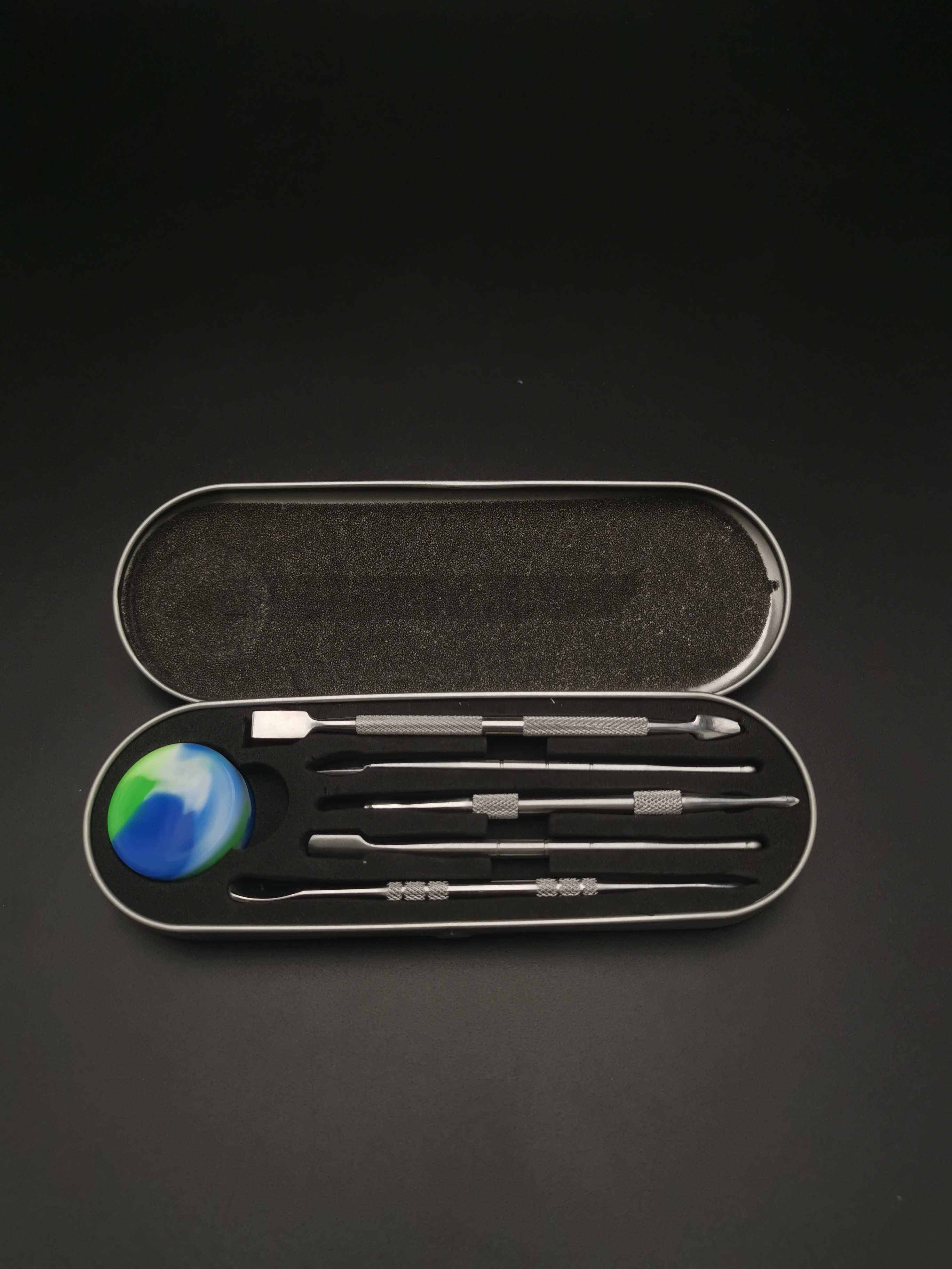 Stainless steel dabbing equipment in iron box
