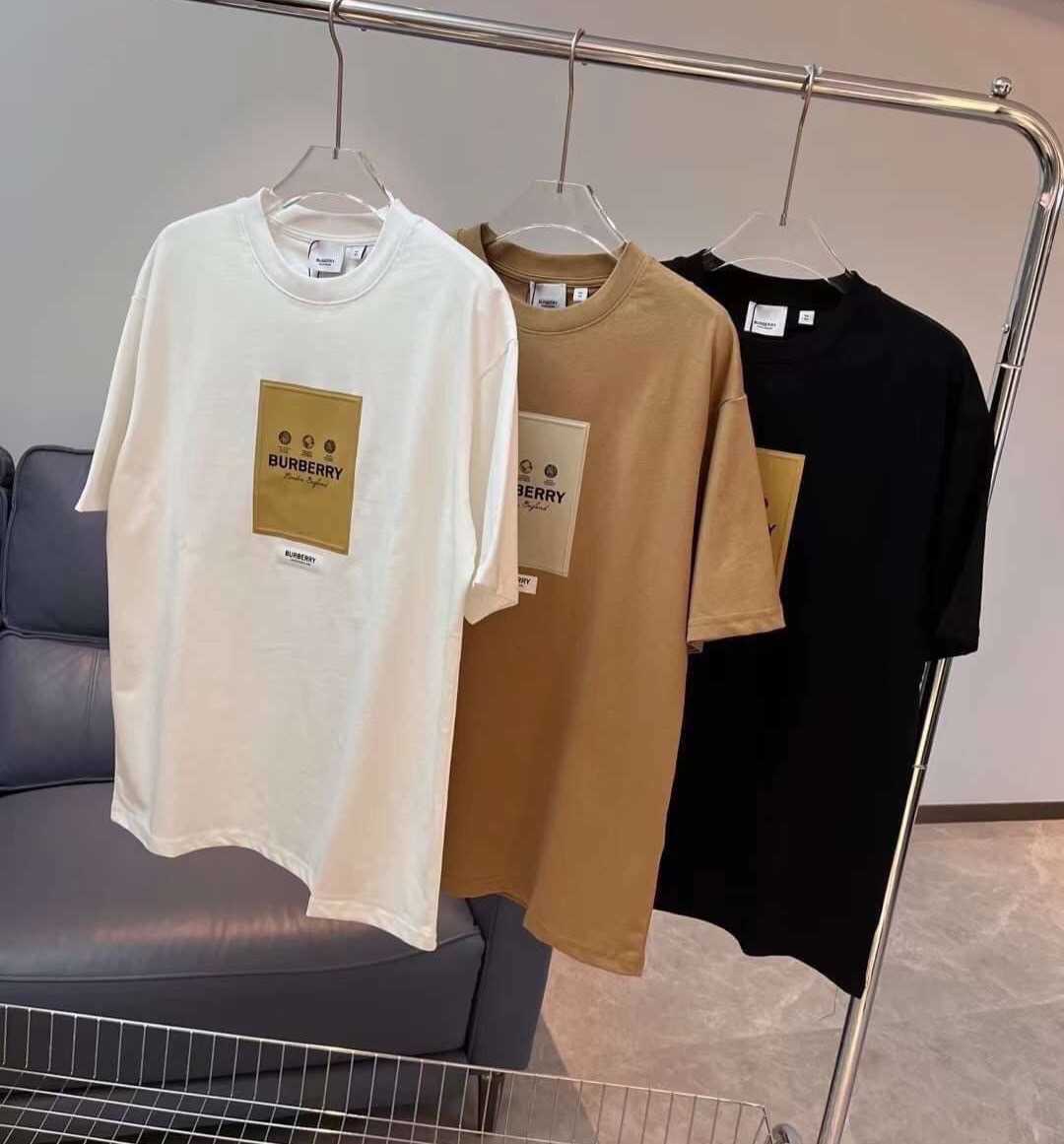 BURBERRY LABEL APPLIQUE T-SHIRT เสื้อยืดคอกลมแขนสั้น แบรนด์เบอเบอรี่ ป้ายเลเบลโลโก้