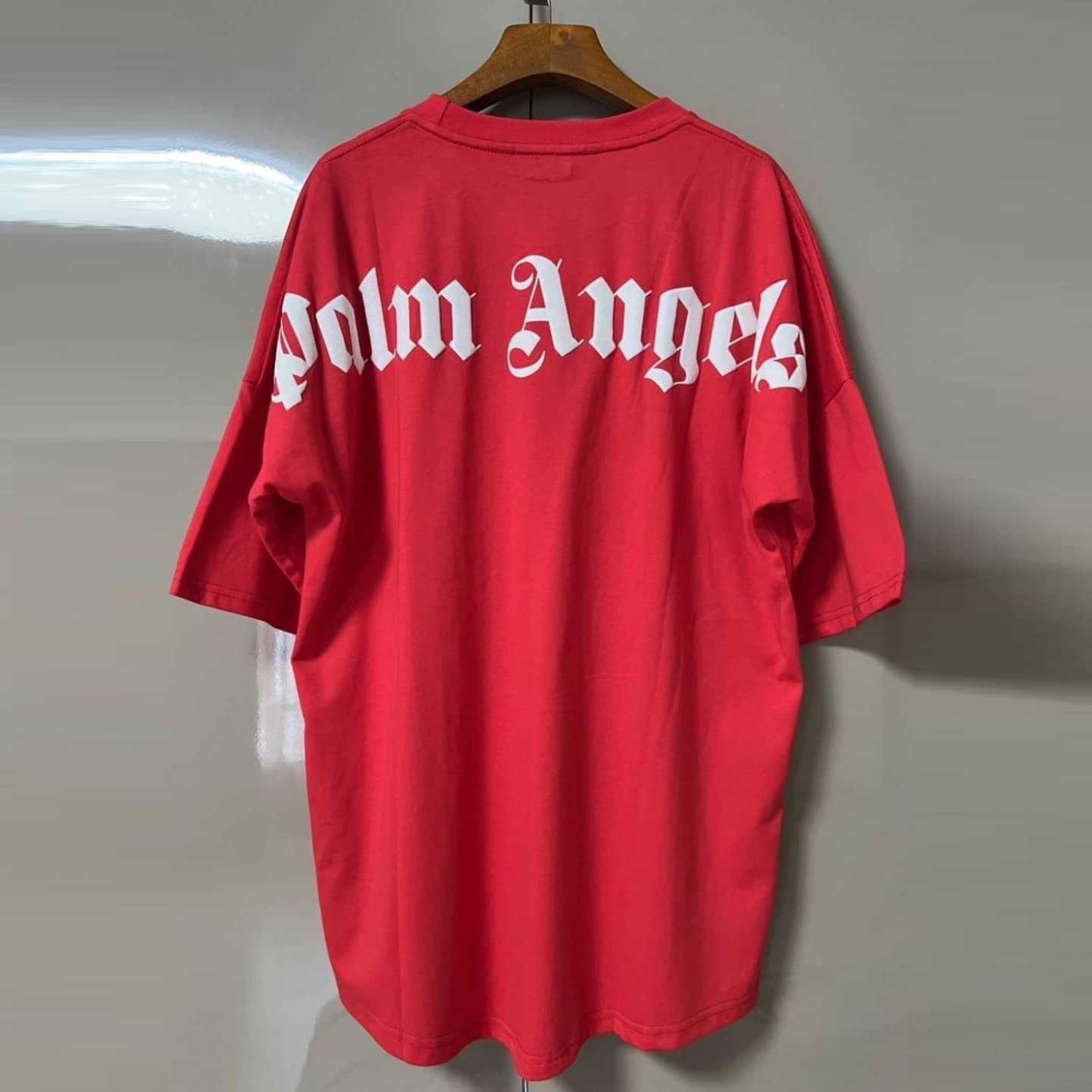 PALM ANGELS CLASSIC BACK LOGO OVERSIZED COTTON T-SHIRT IN RED เสื้อยืดคอกลม แขนสั้น ปาล์มแองเจิล