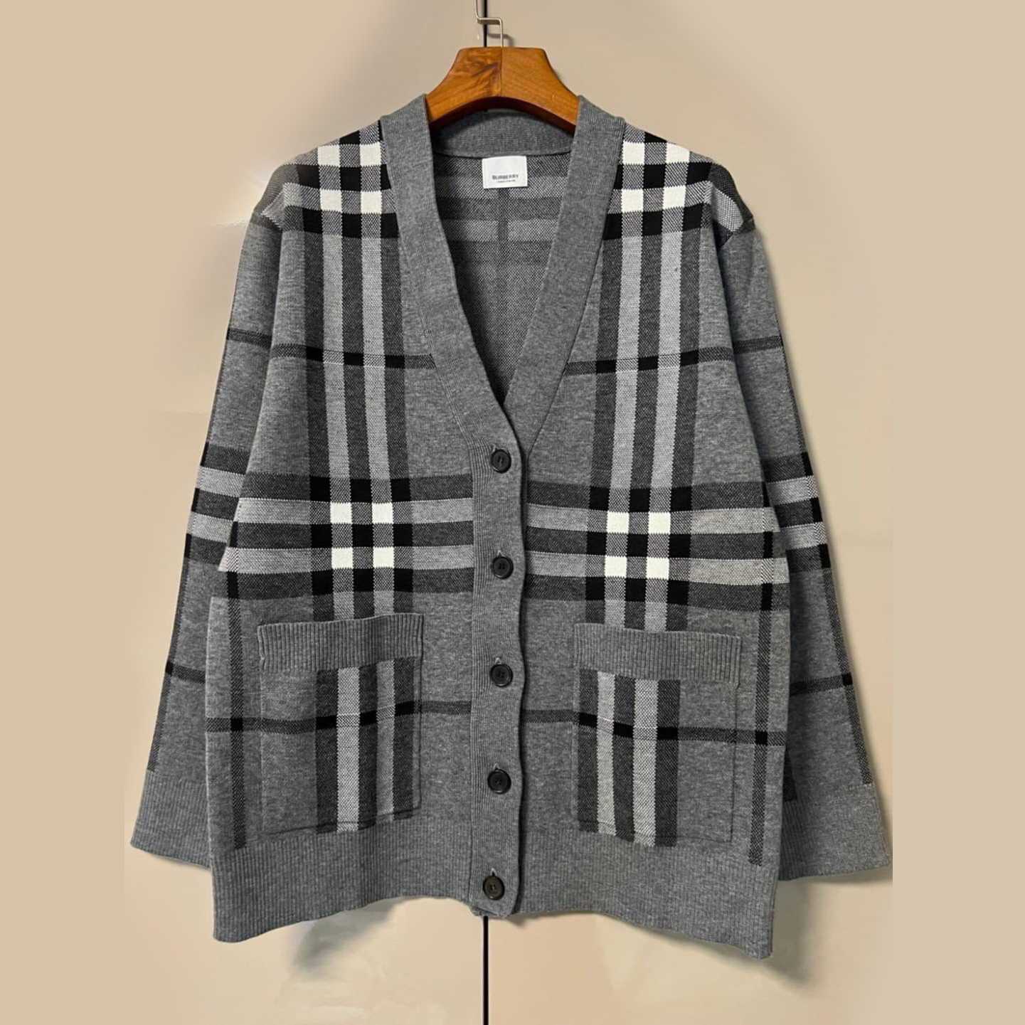 BURBERRY VINTAGE CHECK V-NECK JACQUARD KNITTED CARDIGAN GREY เสื้อคลุม คาร์ดิแกน เบอเบอรี่