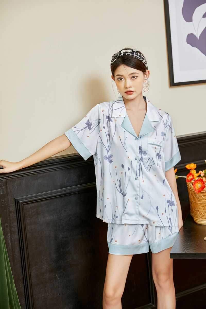 ฺB05 ชุดนอน Silk satin แขนสั้น ขาสั้น ลายดอกไม้