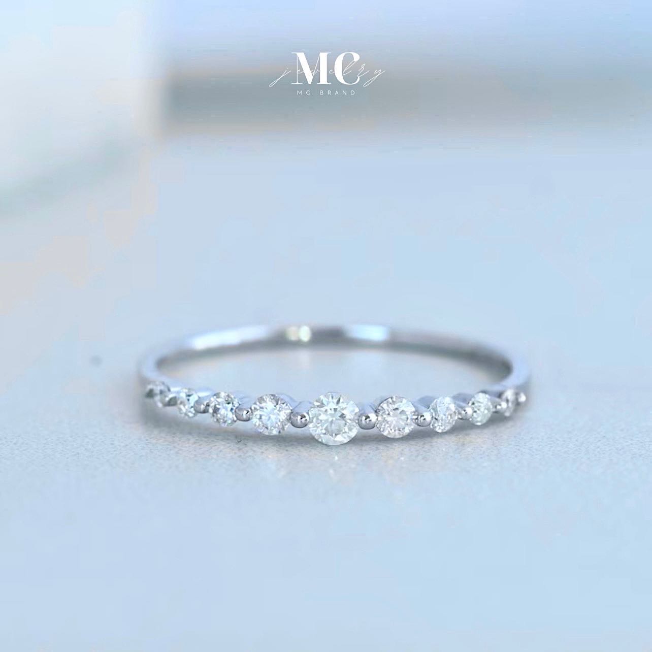 แหวนเงินเเท้รุ่นEmily(เพชรครึ่งวง)💍I✅ไม่ลอก ไม่แพ้ ✨แถมฟรีกล่องจิวเวลรี่แบรนด์และผ้าเช็ด✨