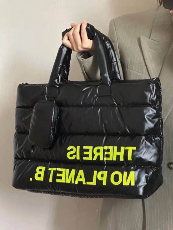 PREORDER  กระเป๋าสะพายข้างสุดเท่