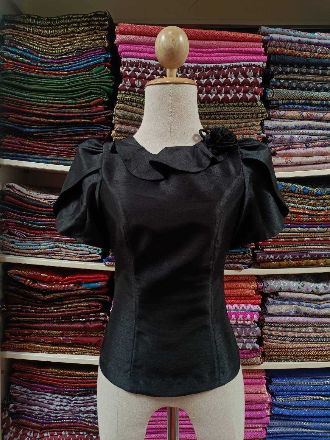 เสื้อไหมสี่เส้น โทนสีดำ ดีเทลสวย ใส่ทำงาน ออกอีเว้นท์