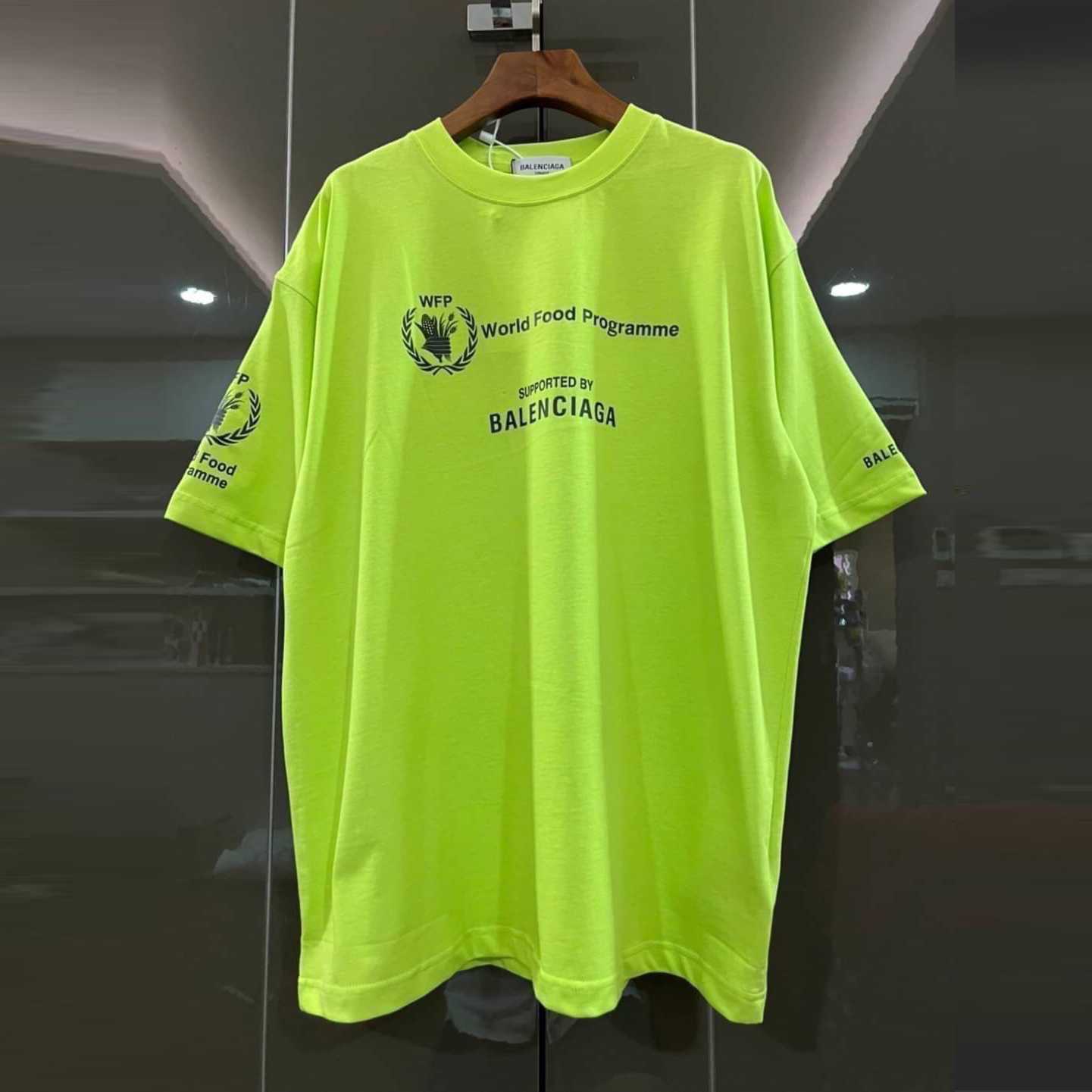BALENCIAGA WFP WORLD FOOD PROGRAMME T-SHIRT COTTON JERSEY เสื้อยืดคอกลมแขนสั้น แบรนด์บาลองเซียก้า