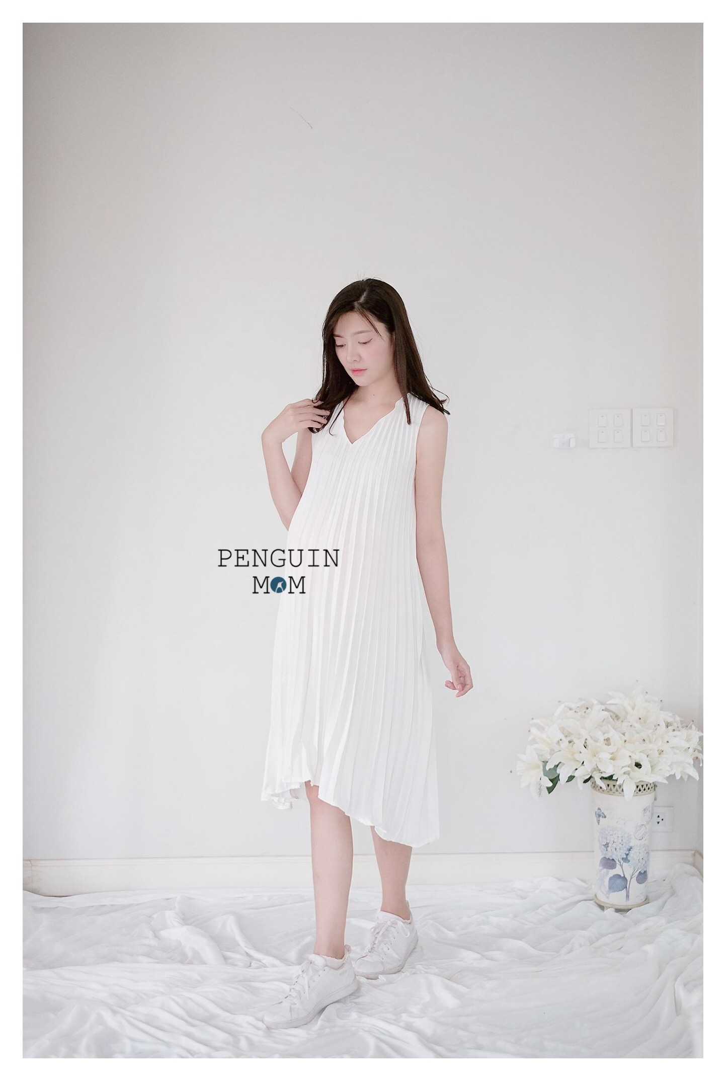 เดรสพลีท แขนกุด คลุมท้อง สีขาว