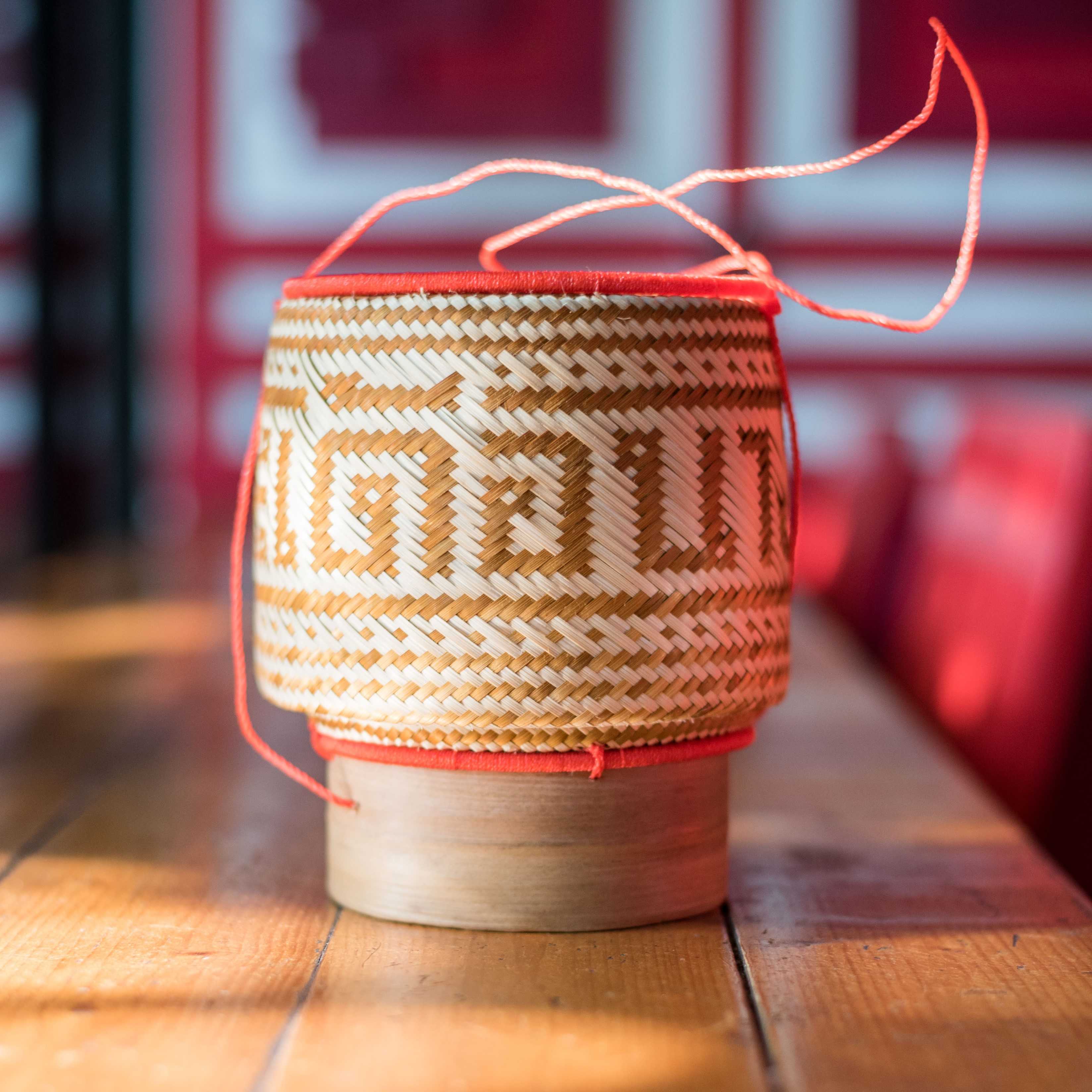 Hand Woowen Bamboo Basket กระติ๊บ : ลาย เด้อนางเด้อ