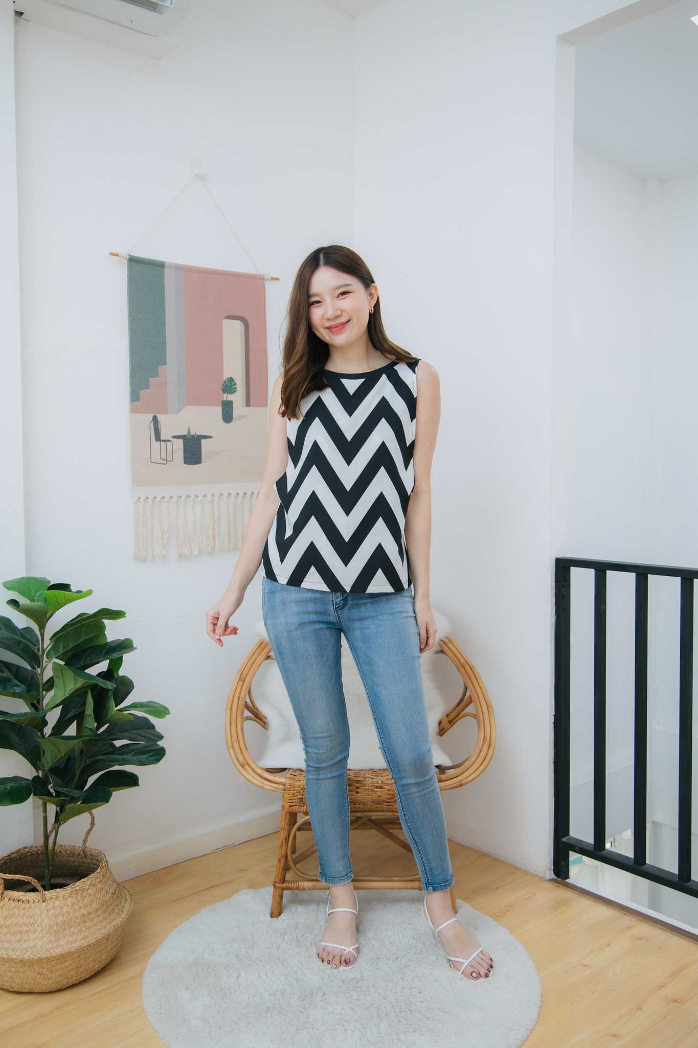 เสื้อให้นม Black zigzag circle top