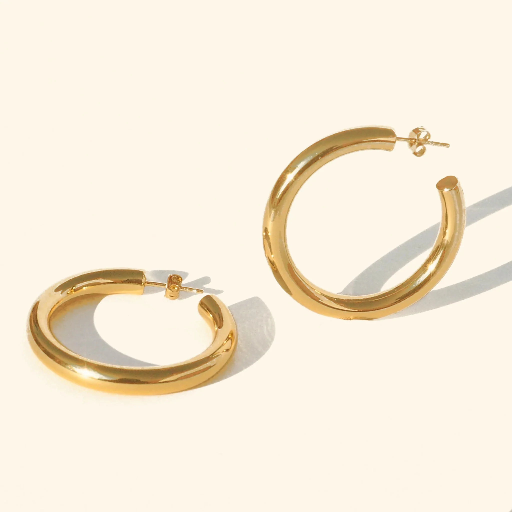 ต่างหูห่วงก้านจีจี้ 40 มม (Gigi 40 mm Hoop Earrings)