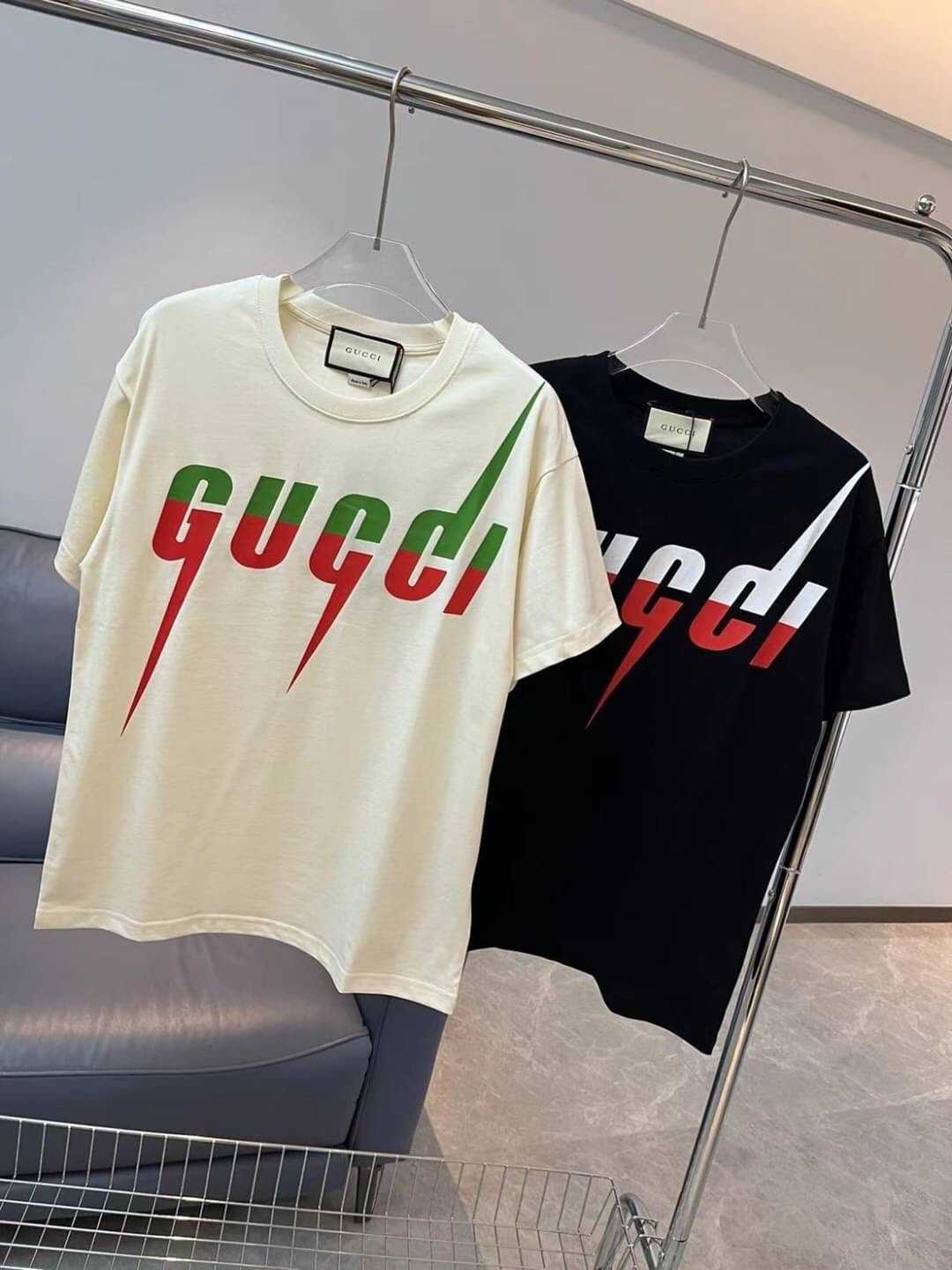 GUCCI BLADE LOGO PRINT COTTON JERSEY T-SHIRT เสื้อยืดคอกลมแขนสั้น แบรนด์กุชชี่