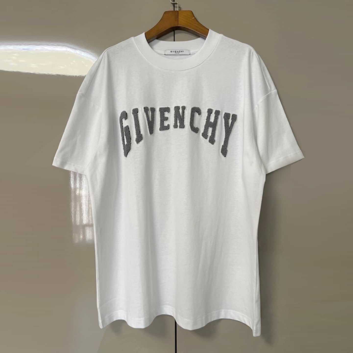 GIVENCHY LOGO PATCH COTTON T-SHIRT เสื้อยืดคอกลมแขนสั้น แบรนด์จิวองชี่