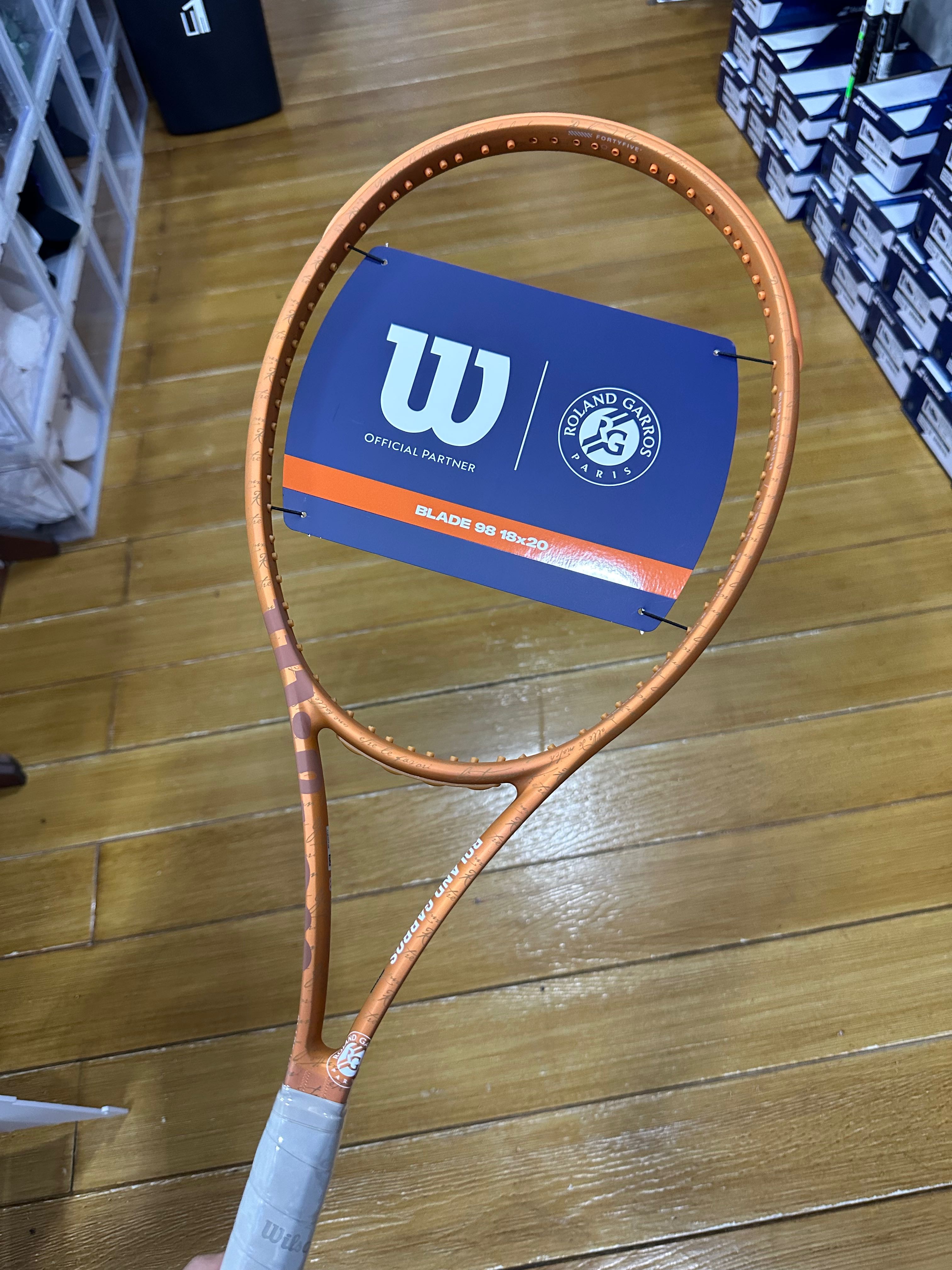 ไม้เทนนิส WILSON BLADE 98 (18x20) ROLAND GARROS 2022