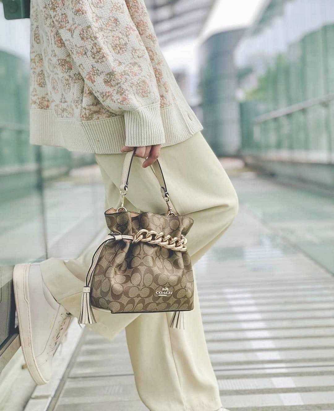 กระเป๋าสะพายข้างทรงจีบCoach Andy Crossbody In Signature Canvas