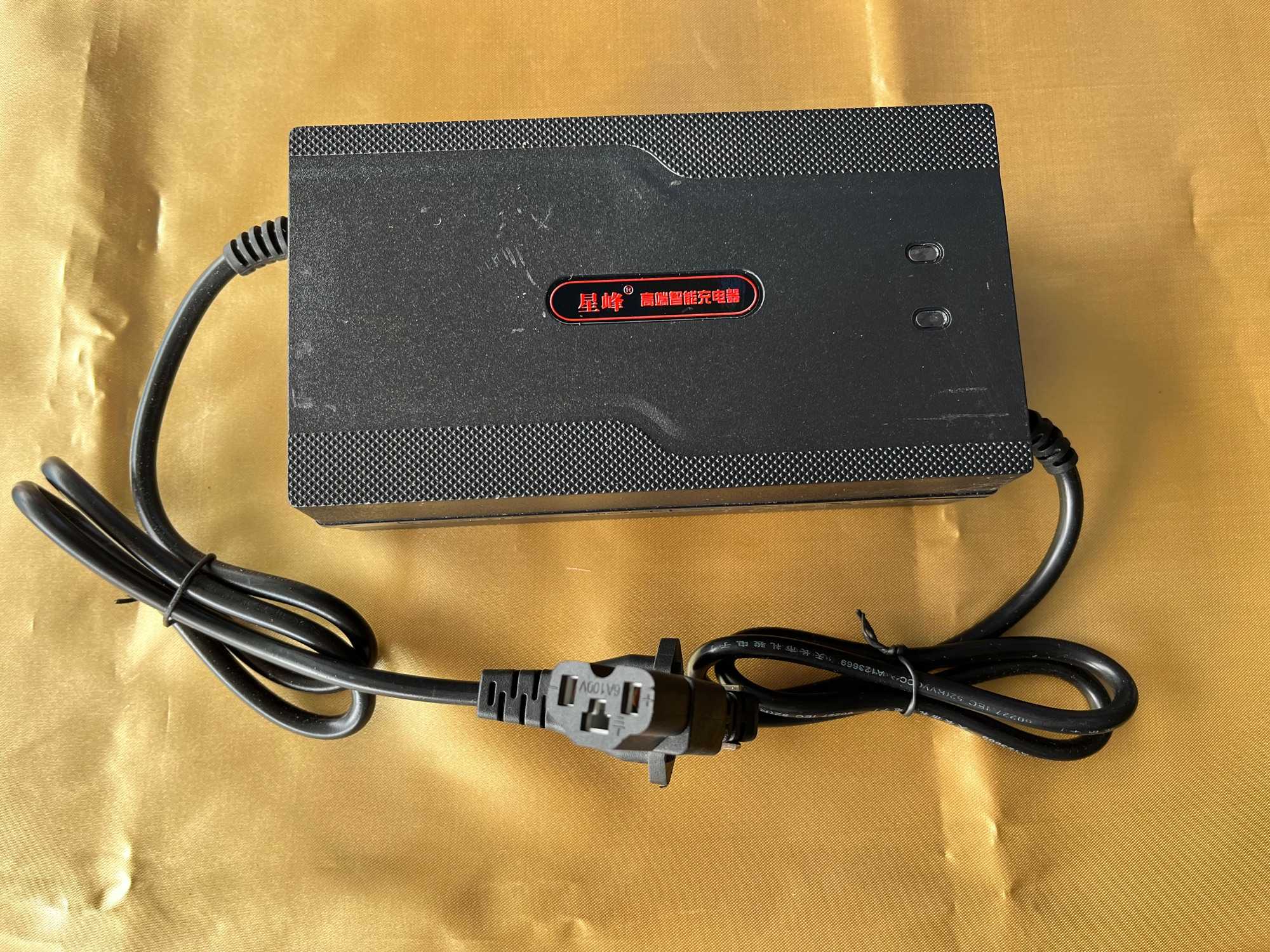 สายชาร์จแบตตะกั่ว 60 V 20 Ah สำหรับชาร์จแบตแห้ง