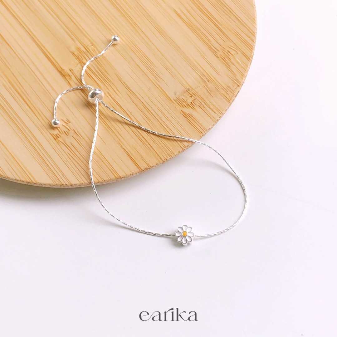 earika.earrings - white daisy bracelet สร้อยข้อมือเงินแท้จี้ดอกเดซี่ขาว เหมาะสำหรับคนแพ้ง่าย