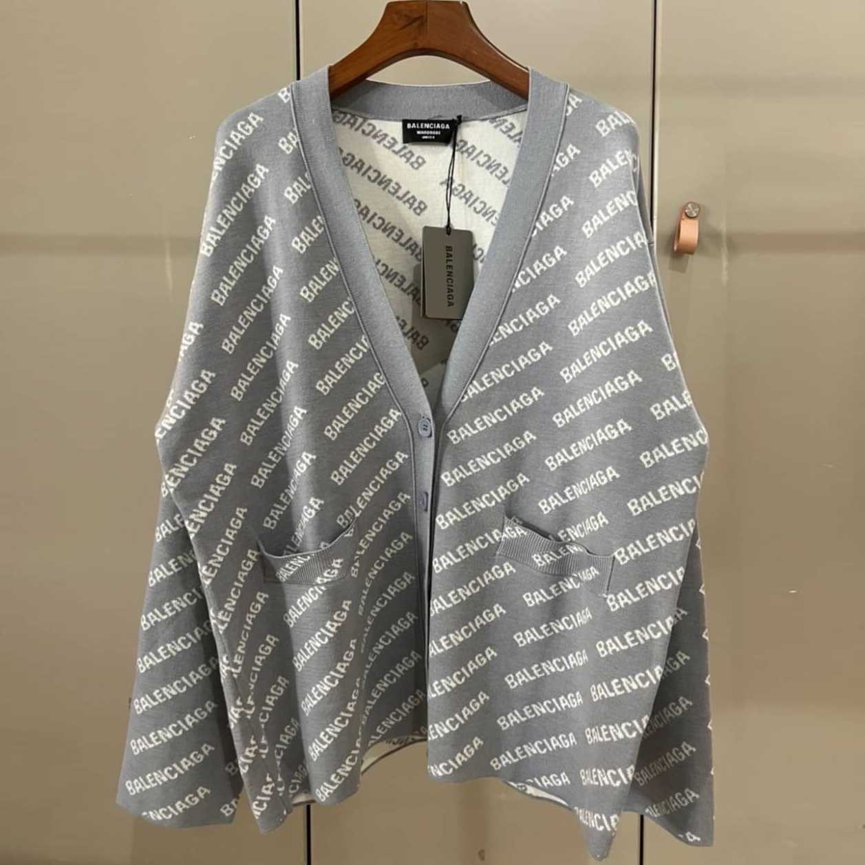 BALENCIAGA MINI ALLOVER LOGO INTARSIA KNITTED CARDIGAN คาร์ดิแกน แบรนด์บาลองเซียก้า
