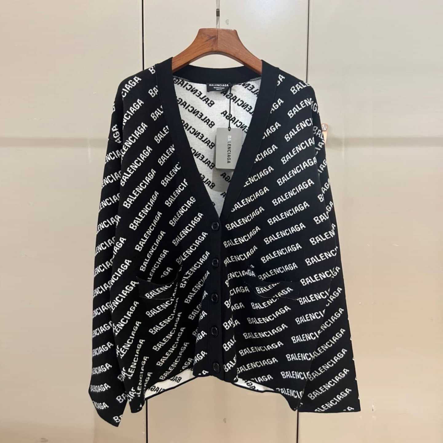BALENCIAGA MINI ALLOVER LOGO INTARSIA KNITTED CARDIGAN คาร์ดิแกน แบรนด์บาลองเซียก้า