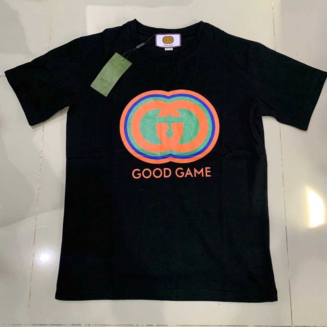 GUCCI GOOD GAME COTTON T-SHIRT เสื้อยืดคอกลมแขนสั้น กุชชี่ สกรีนตัวหนังสือ GG interlocking