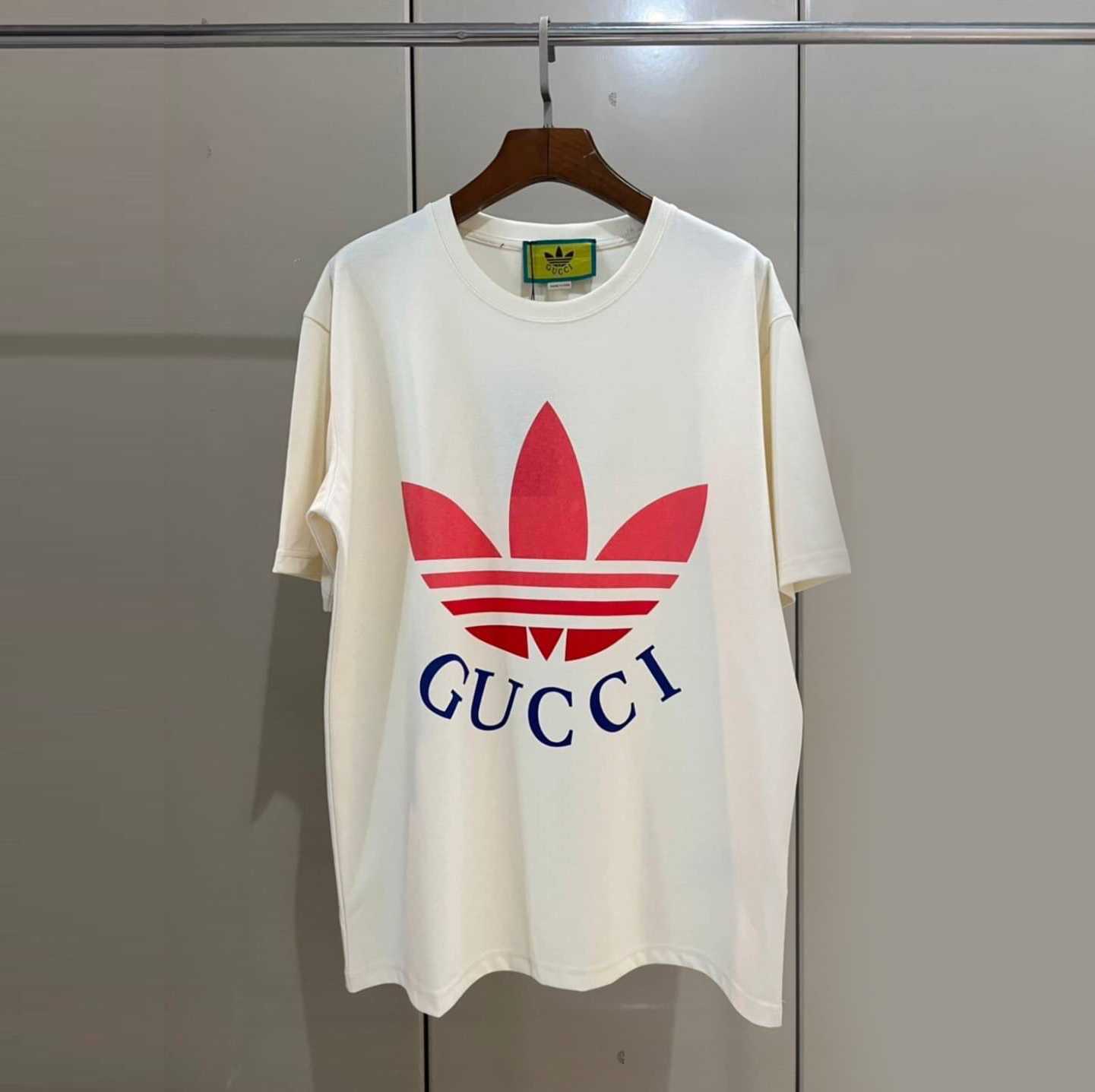 ADIDAS X GUCCI LOGO PRINT COTTON T-SHIRT เสื้อยืดคอกลมแขนสั้น งาน collabs แบรนด์กุชชี่ และอดิดาส