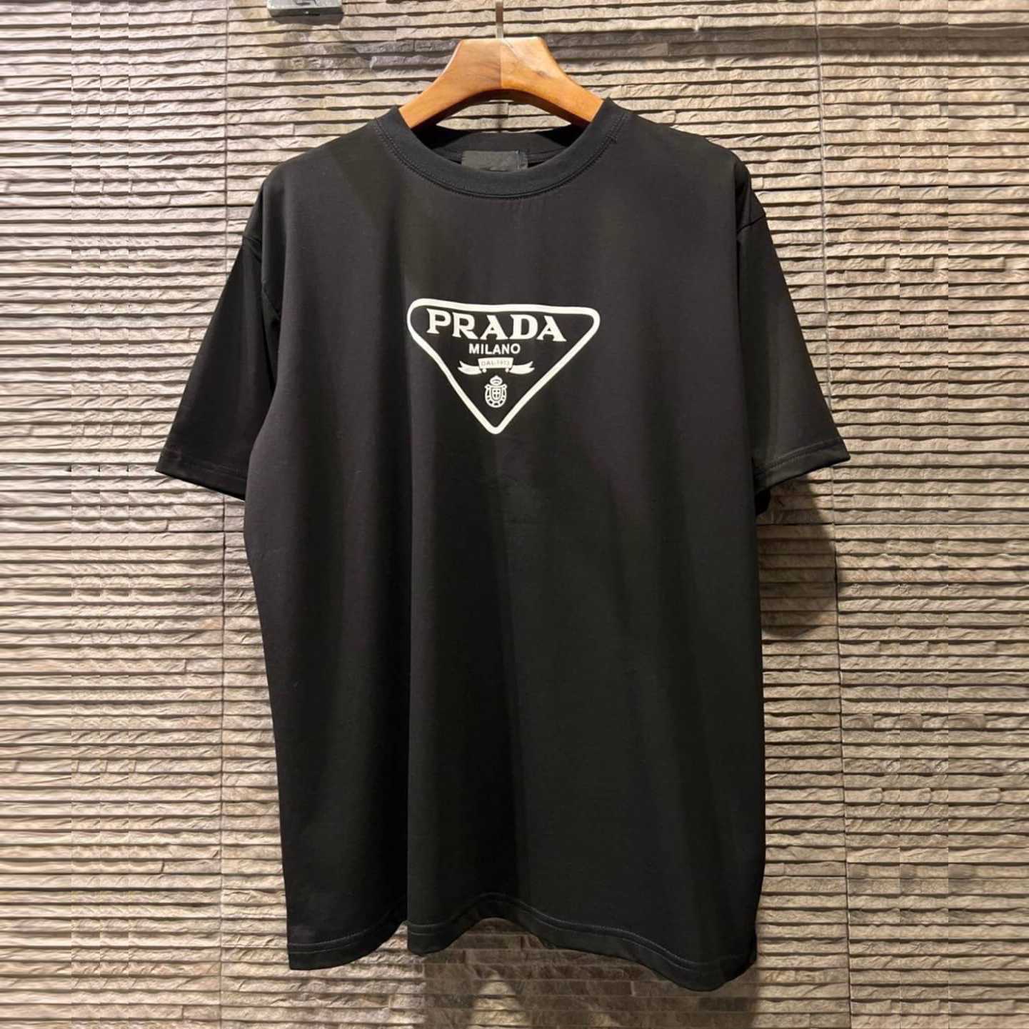 PRADA MILANO BIG LOGO PRINT T-SHIRT IN BLACK เสื้อยืดปราด้า