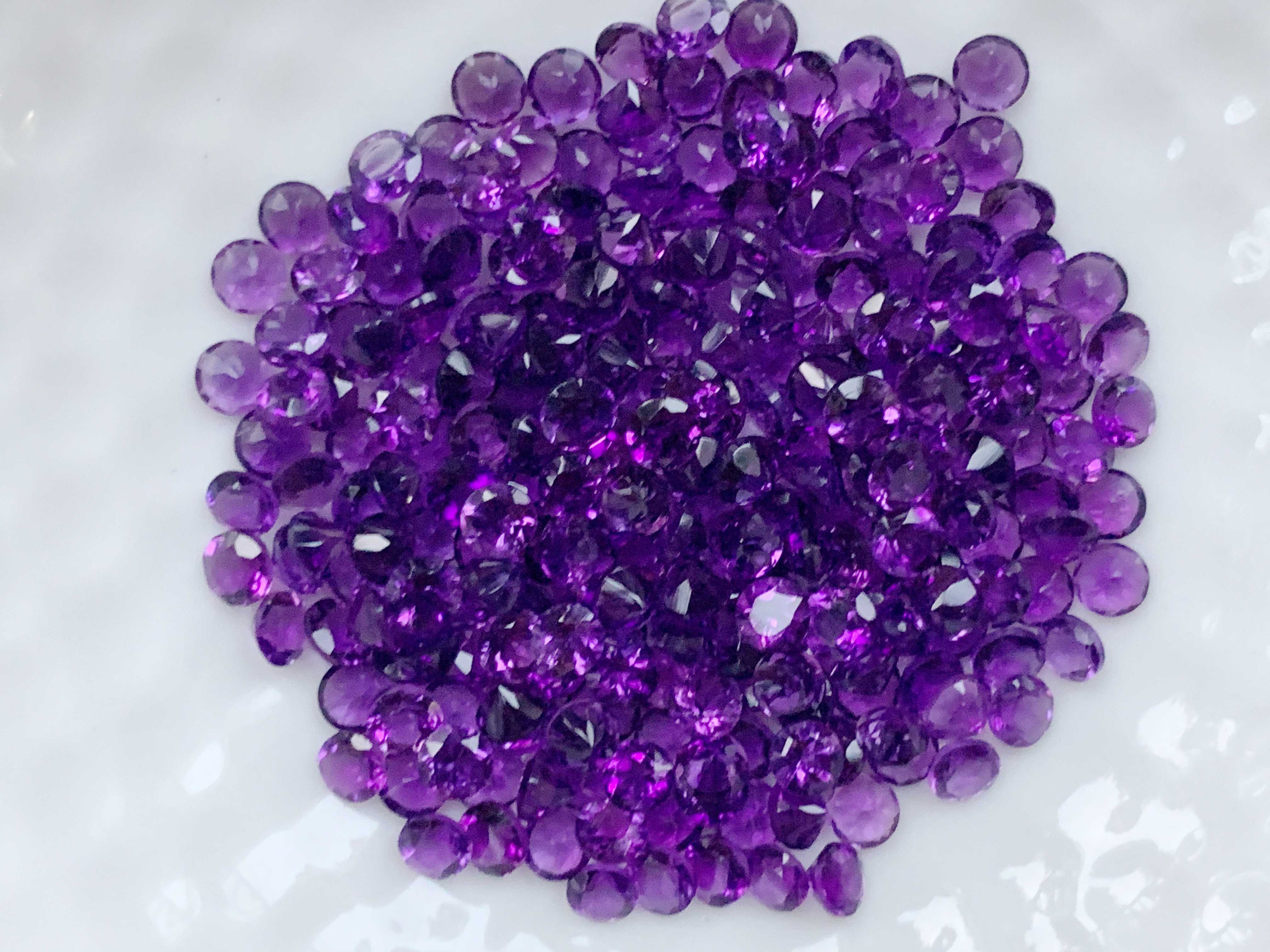 3.0mm. พลอยอเมทิสกลมเจียรเหลี่ยม ราคากะรัตละ 70 บาท