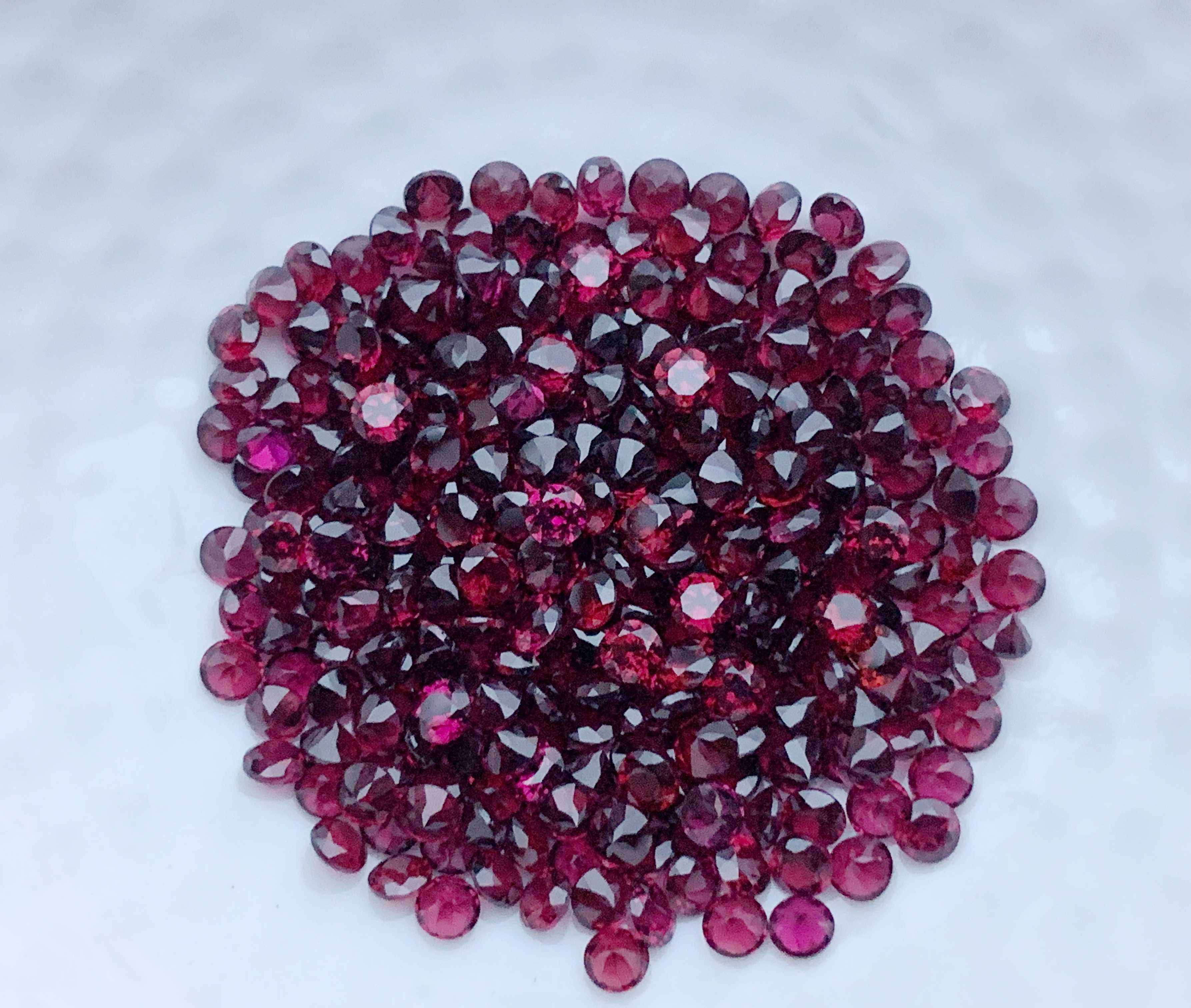 3.0mm. พลอยโรโดไลท์(โทนแดง)กลมเจียรเหลี่ยม ราคากะรัตละ 70 บาท