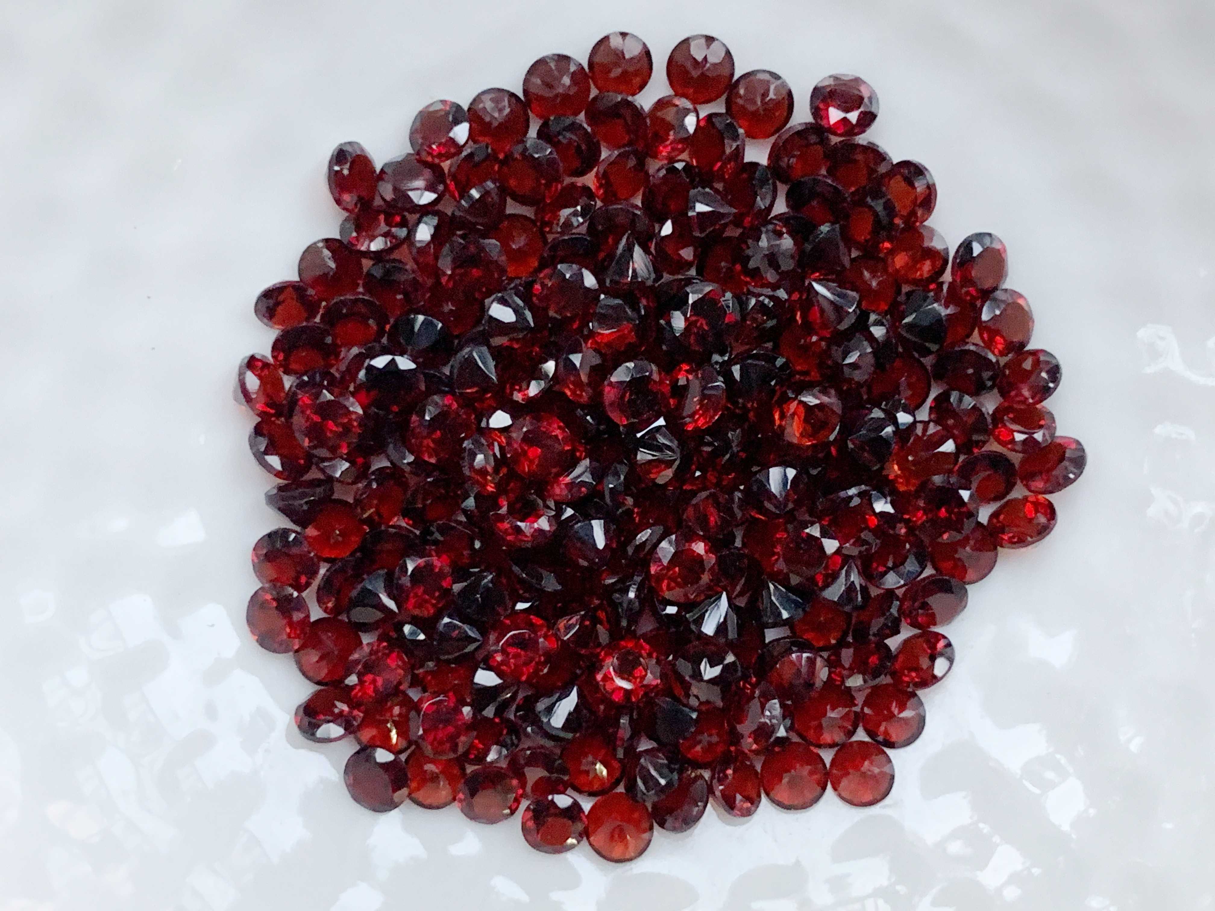 3.0mm. พลอยโกเมนกลมเจียรเหลี่ยม ราคากะรัตละ 70 บาท