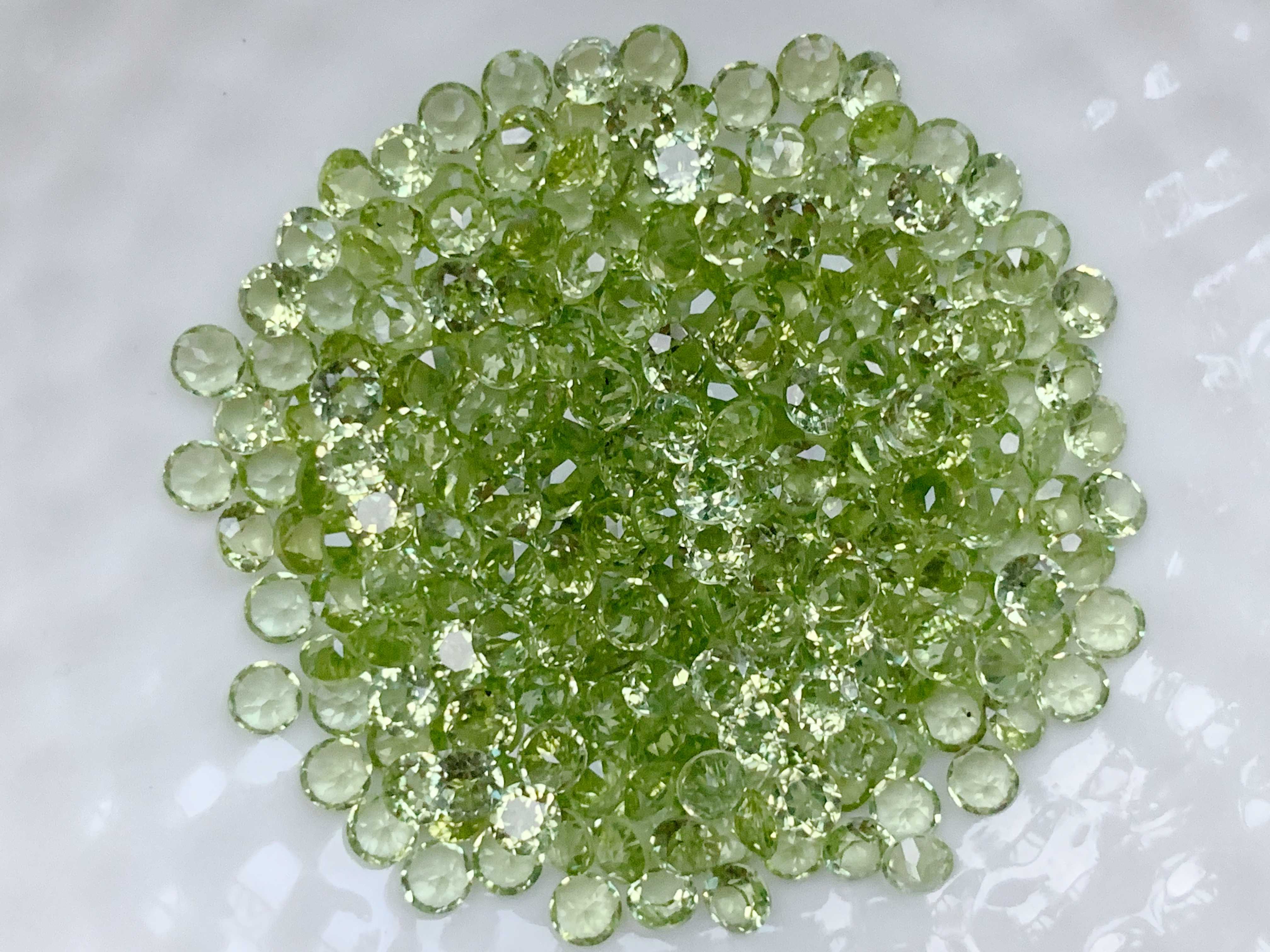 3.0mm. พลอยเพอริดอทกลมเจียรเหลี่ยม  ราคากะรัตละ 70 บาท