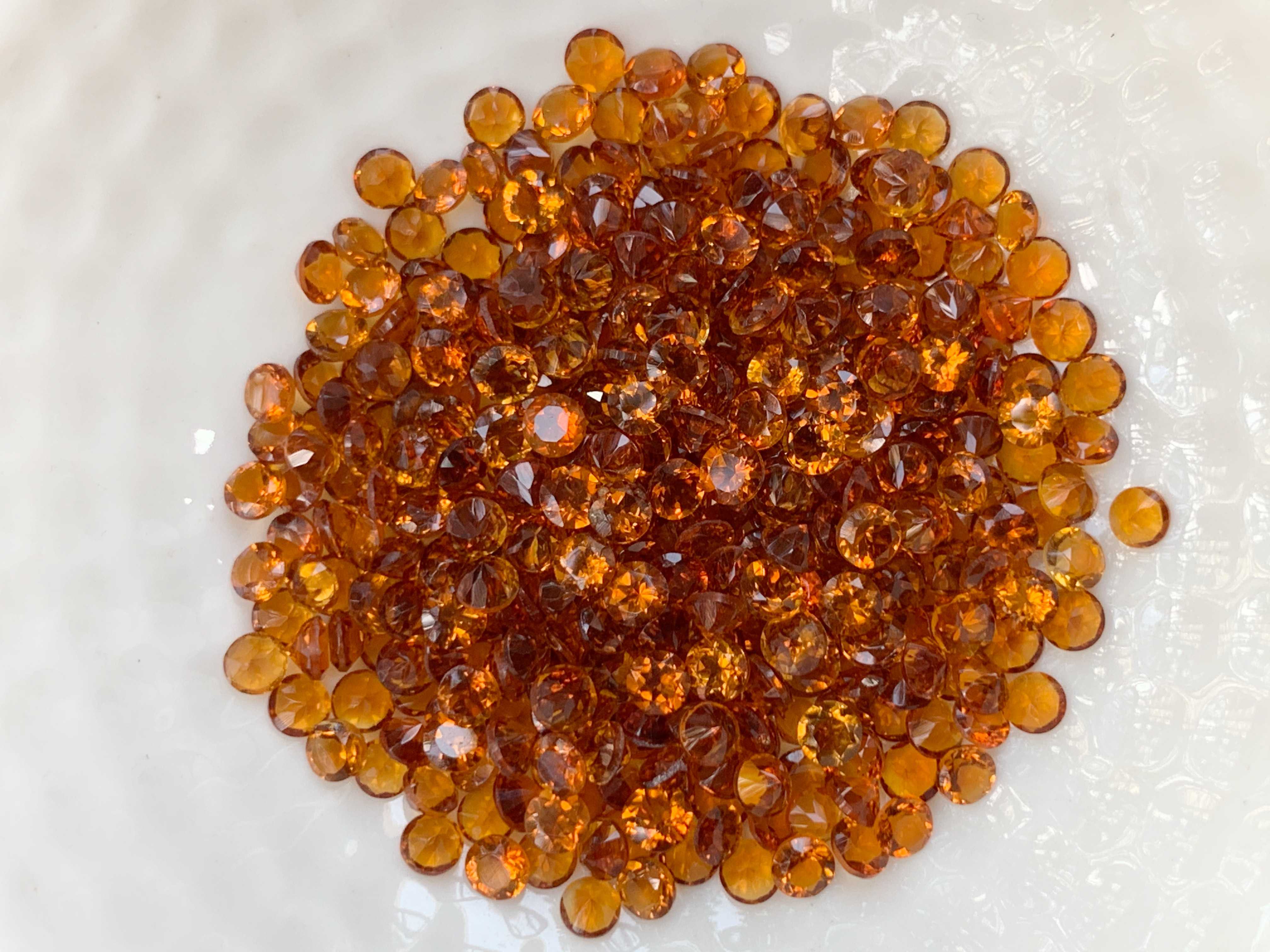 3.0mm. พลอยซิทรินกลมเจียรเหลี่ยม ราคากะรัตละ 80 บาท