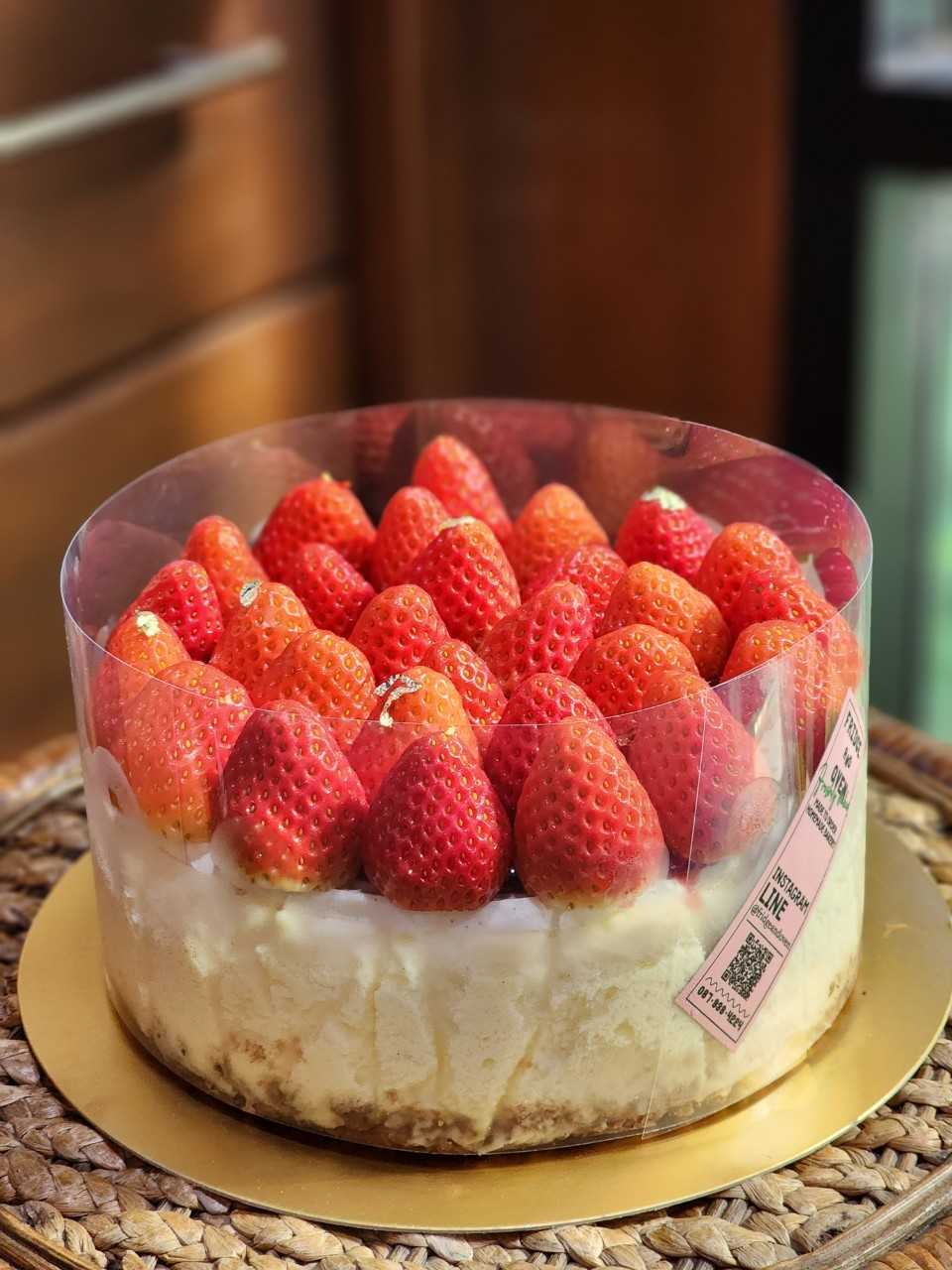 Strawberry sour cream cheesecake 2 lb