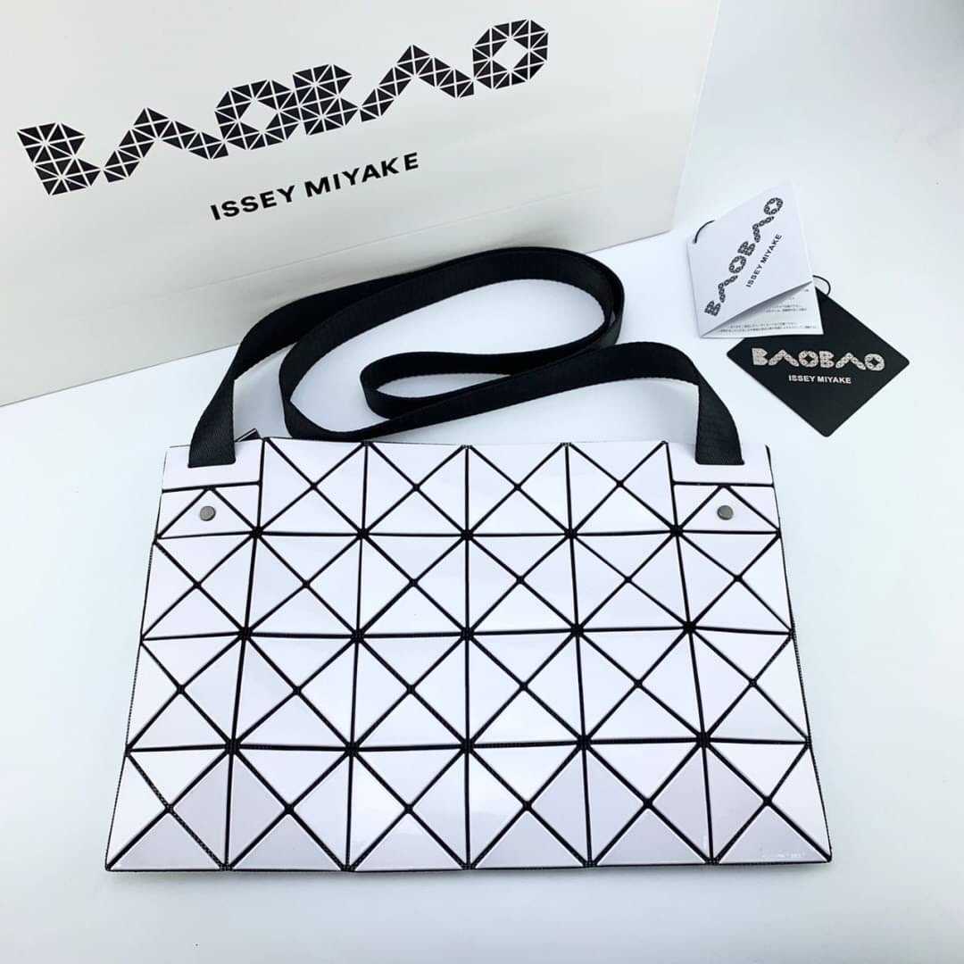 BAO BAO ISSEY MIYAKE LUCENT MATTE 6X4 BLOCK CROSSBODY BAG บาวบาว อิซเซ่ มิยาเกะ 6x4