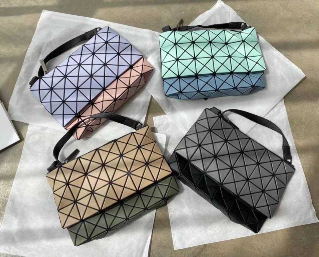 BAO BAO ISSEY MIYAKE PRISM KANGAROO CROSSBODY BAG กระเป๋าถือ สะพายข้างครอสบอดี้ บาวบาว อิซเซ่มิยาเกะ