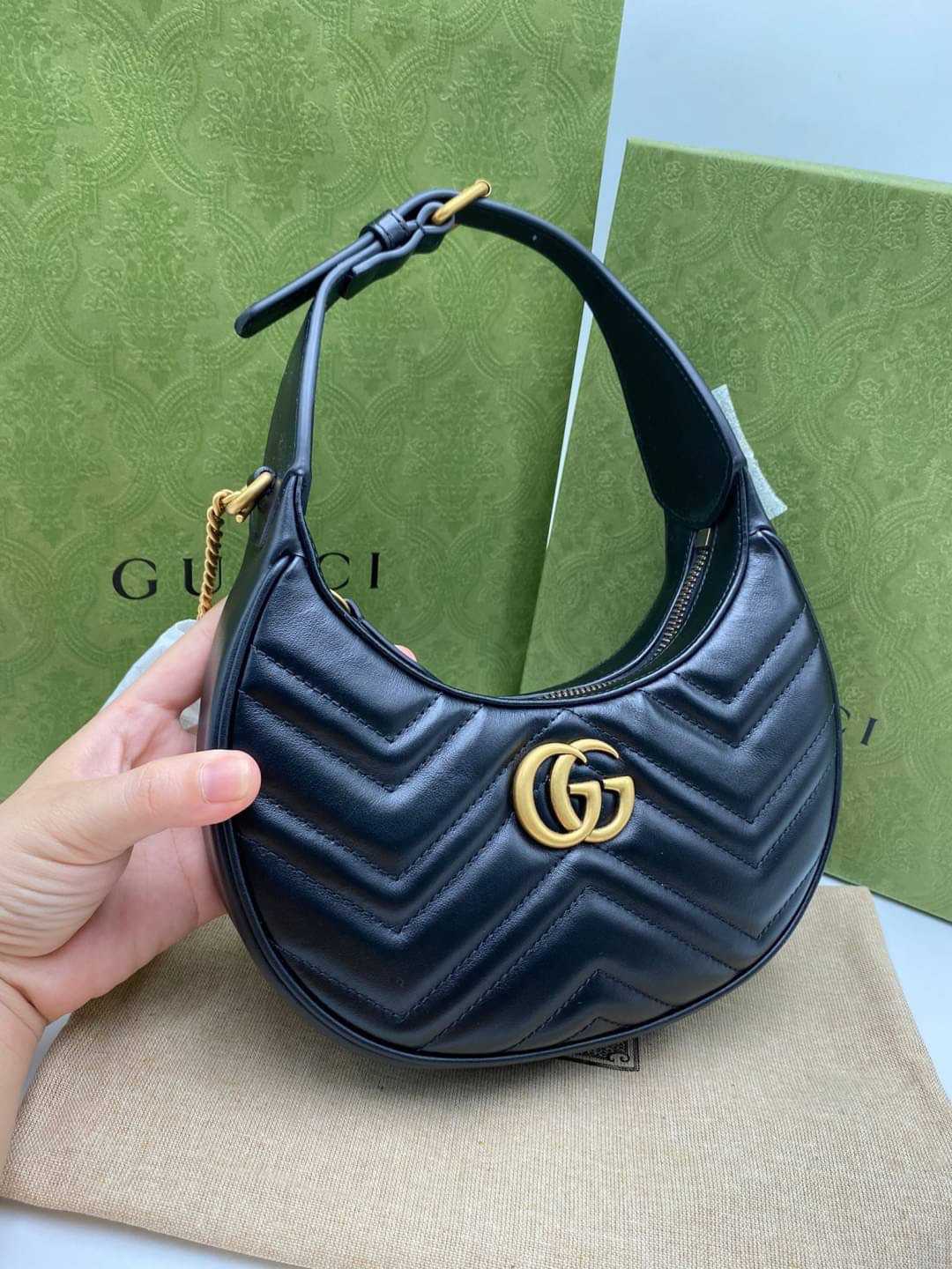 กระเป๋าสะพายไหล่แบรนด์แท้Gucci GG Marmont half-moon-shaped mini bag